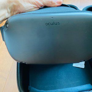 Oculus Quest 1, 128 gb, two controllers and case.